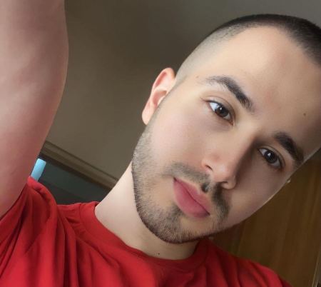 عبد الكريم صفية يستعرض هدية تخرجه من الجامعة 